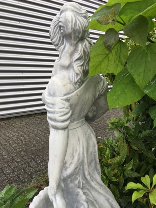 Schöne weiße Steinstatue einer stehenden Dame mit 2 Blumenkörben!